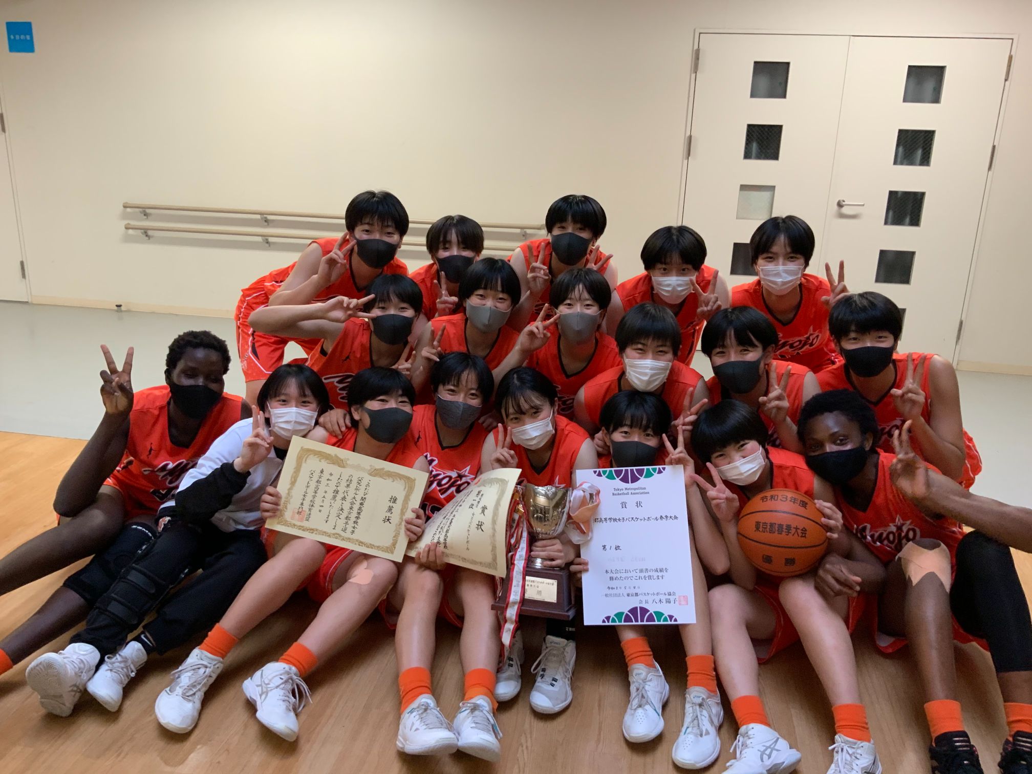 7年ぶりの優勝カップ 女子バスケットボール部 トピックス 高等学校 明星学園 高等学校 明星学園