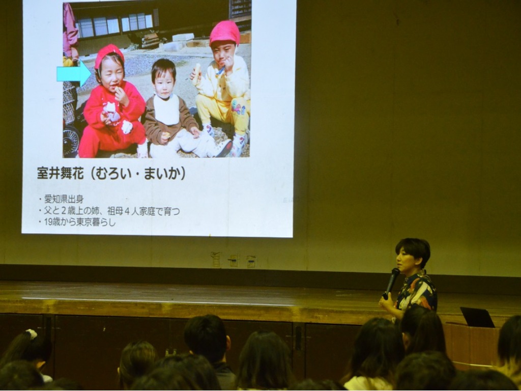 この人に会いたい 恋の相手は女の子 の著者の室井舞花さんをお招きしました トピックス 中学校 明星学園 中学校 明星学園